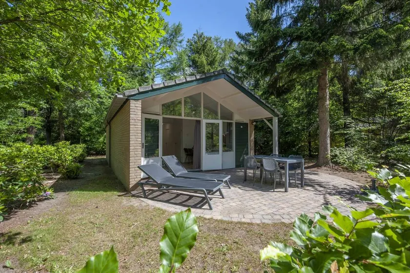 Bungalow avec jardin, piscine et terrasse - Image 1
