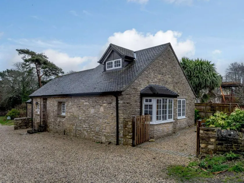 Cottage with garden - Image 1