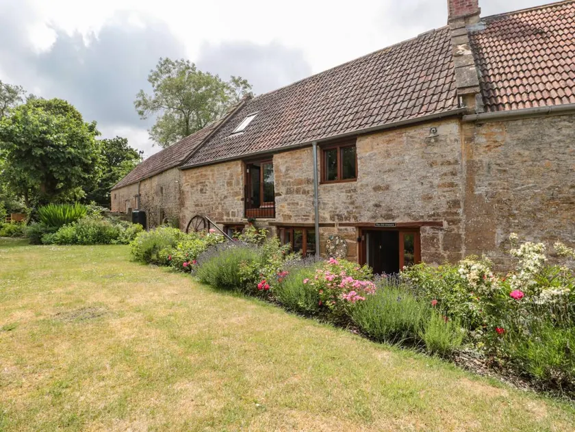 Cottage with garden - Image 1