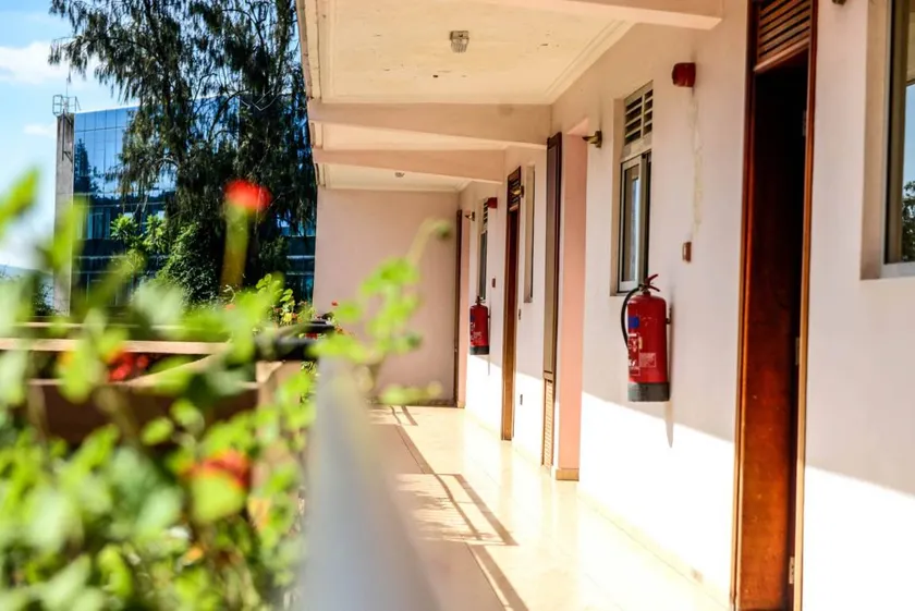 Dedicated room with jacuzzi, garden & pool | City view - Image 1