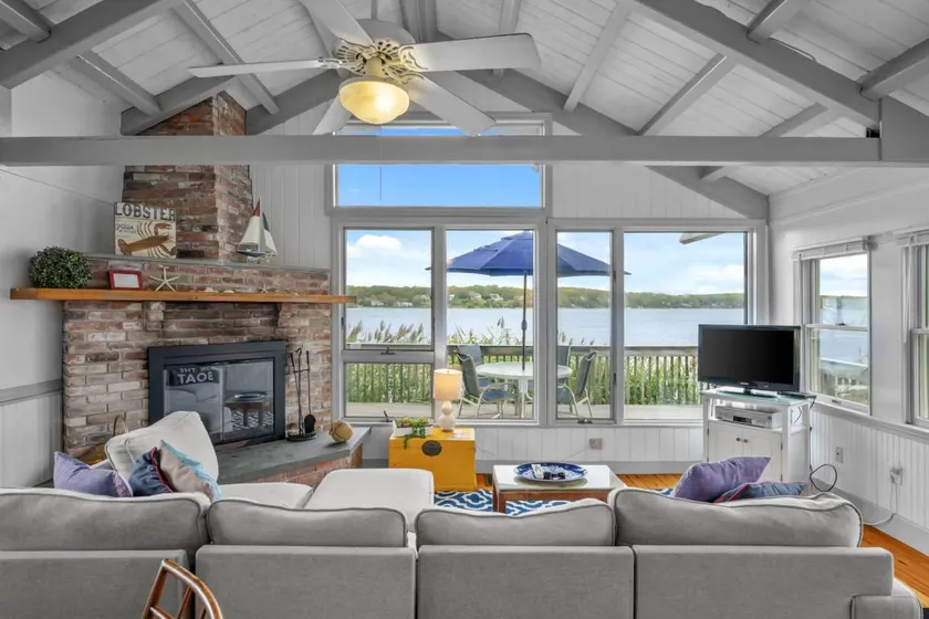 Charming Waterfront Escape Along the Cove - Image 1