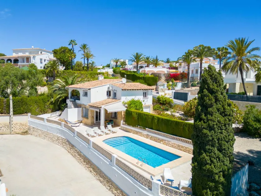 House with private pool, garden & barbecue - Image 1