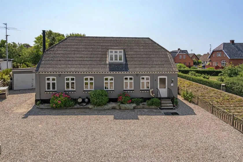 Holiday home with garden, terrace & barbeque - Image 1