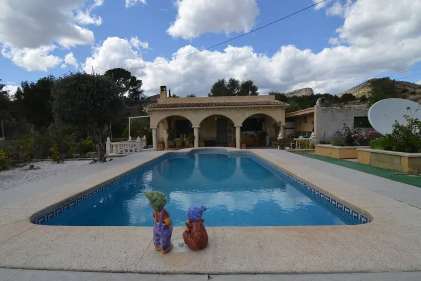 House with terrace, private pool & garden - Image 1
