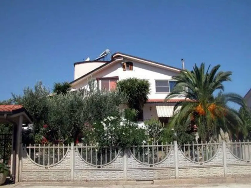 Beautiful house with garden & BBQ - Image 1