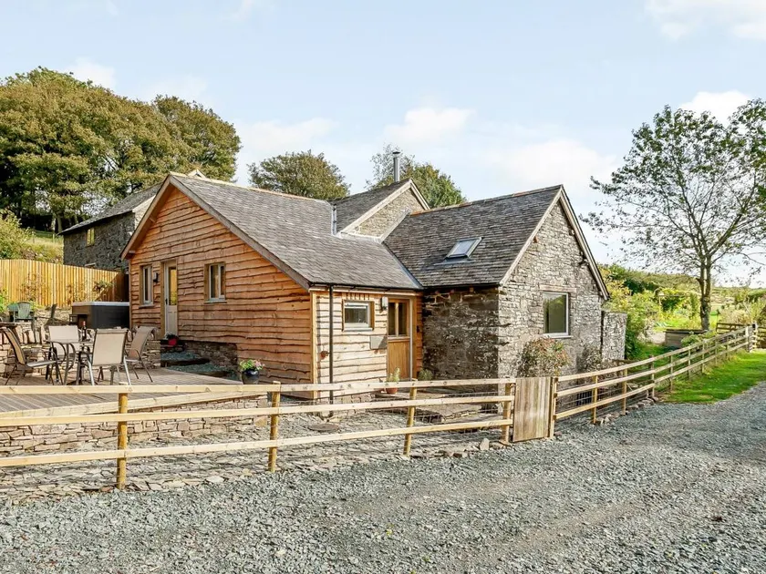 Child-friendly nice cottage with hot tub & garden | Pets allowed - Image 1