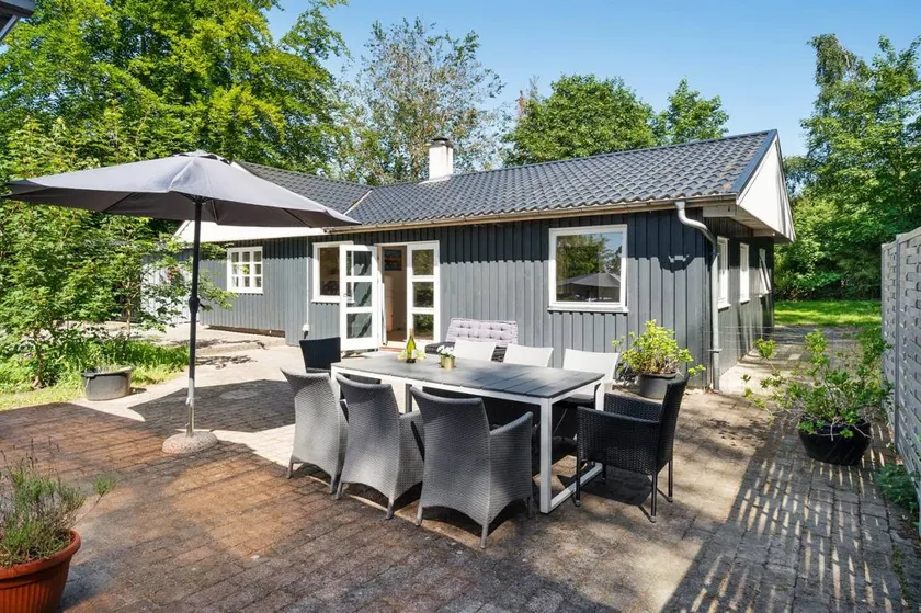House with terrace - Image 1