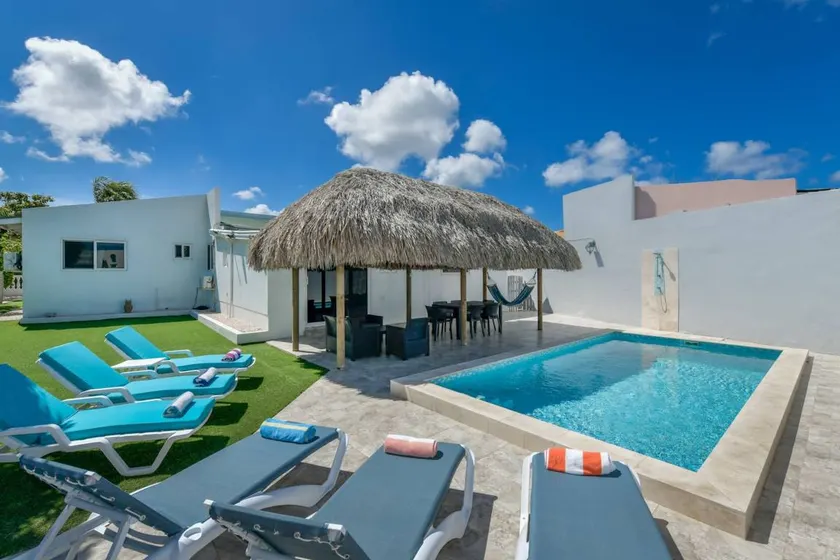 Villa with garden - Image 1