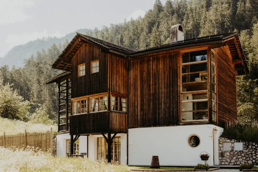 Luxurious Chalet with Jacuzzi, Dreamlike Interior, Wi-Fi and Garden - Image 1