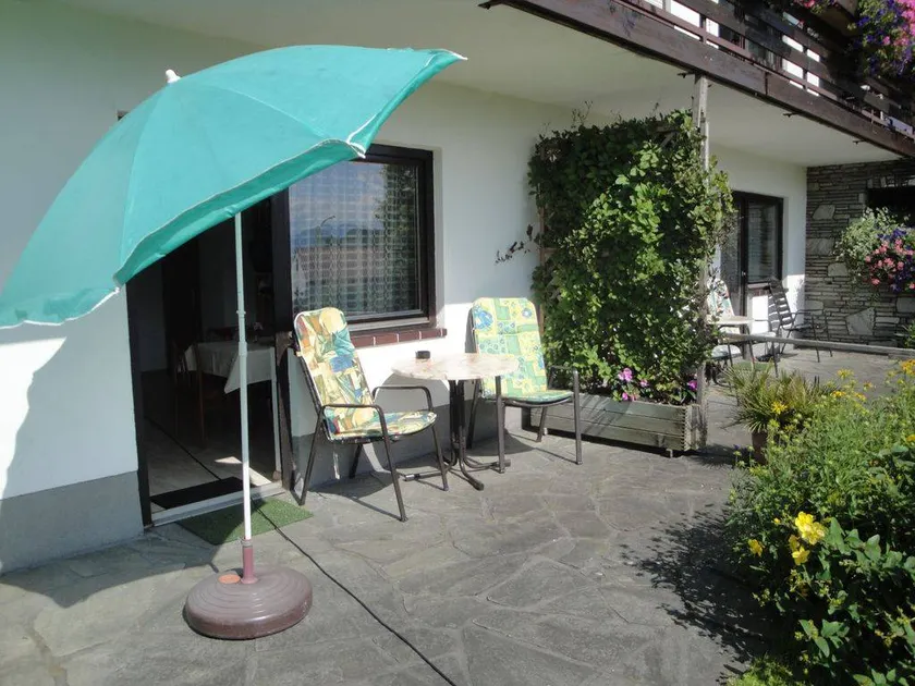 Dedicated room with terrace & garden | Lake view - Image 1