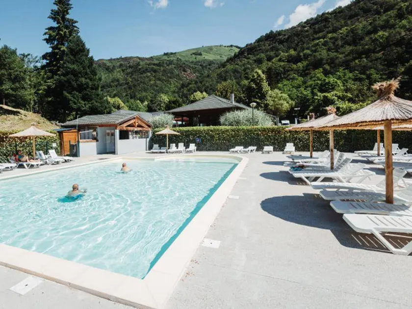 Chalet with terrace & heated pool | River view - Image 1
