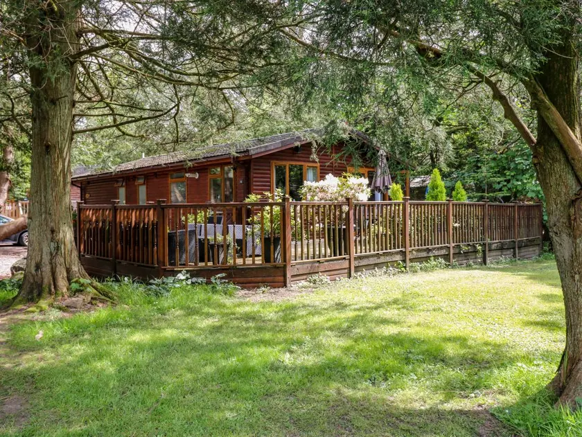 Child-friendly cottage with sauna, terrace & hot tub - Image 1