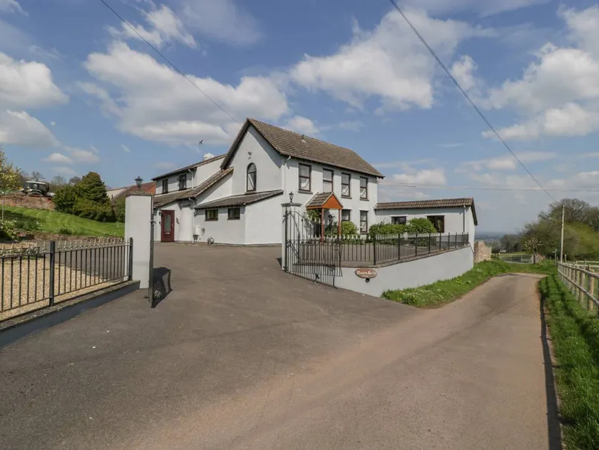 Cottage with hot tub & garden - Image 1