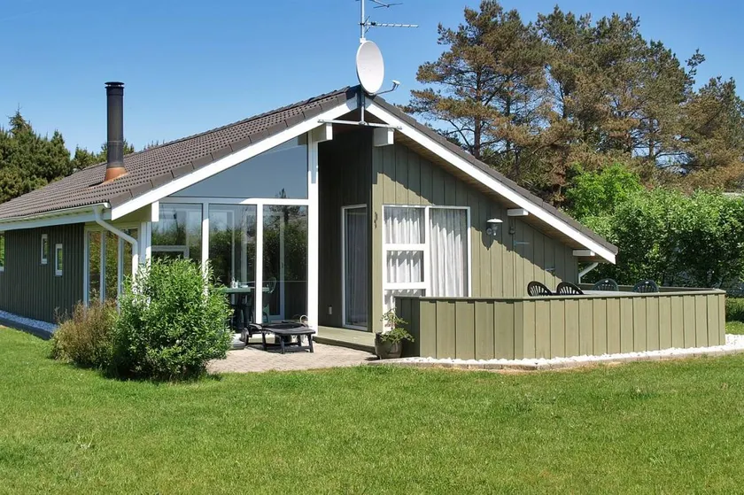 Holiday home with sauna & terrace - Image 1