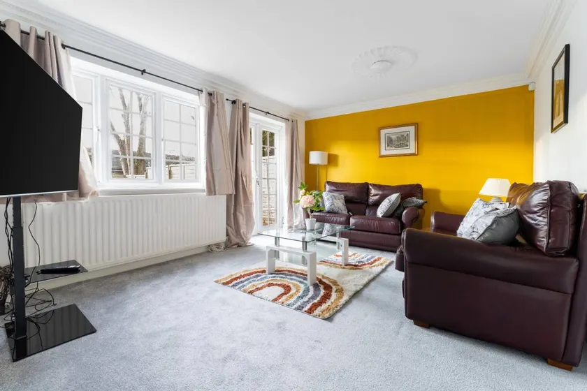 Family-oriented ample house with garden - Image 1