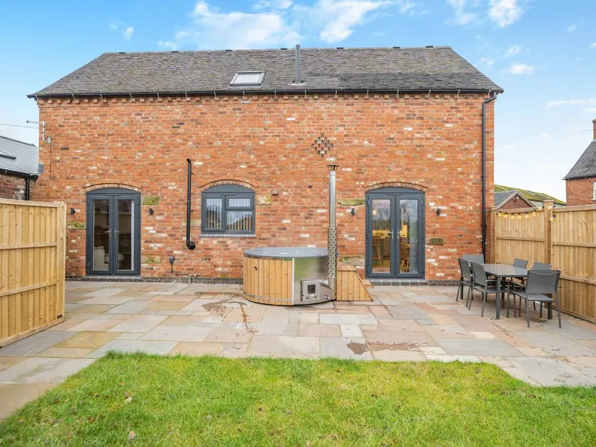 Cottage with hot tub - Image 1