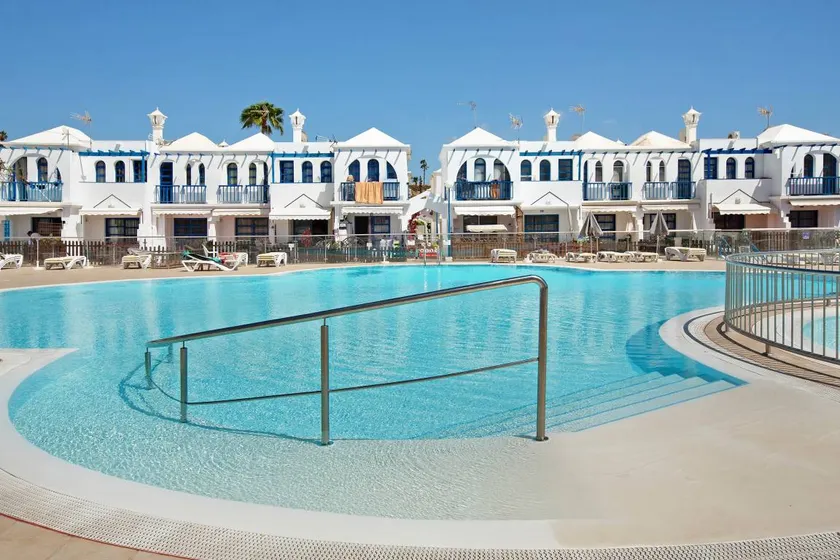 Bungalow avec piscine, terrasse et internet haut débit | Vue jardin - Image 1