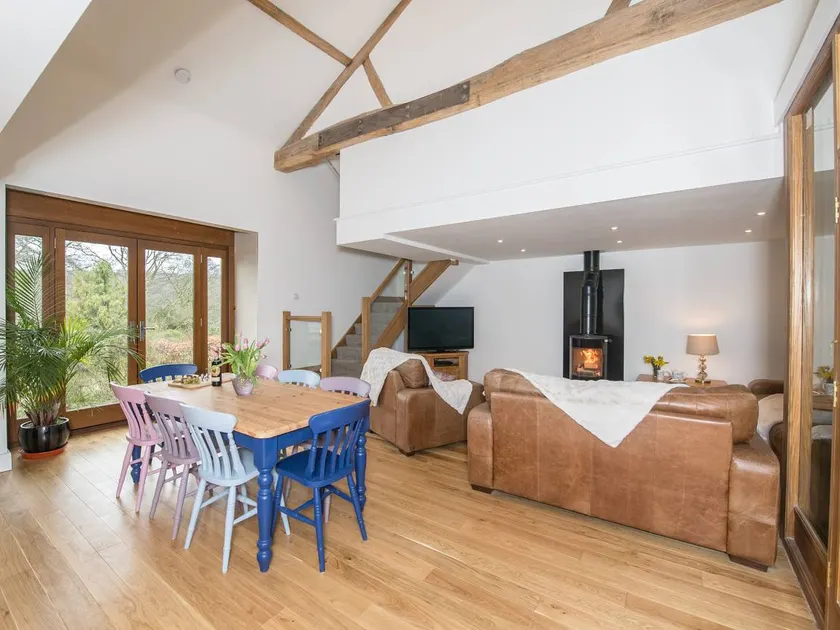 Cottage with garden & barbeque | Water view - Image 1