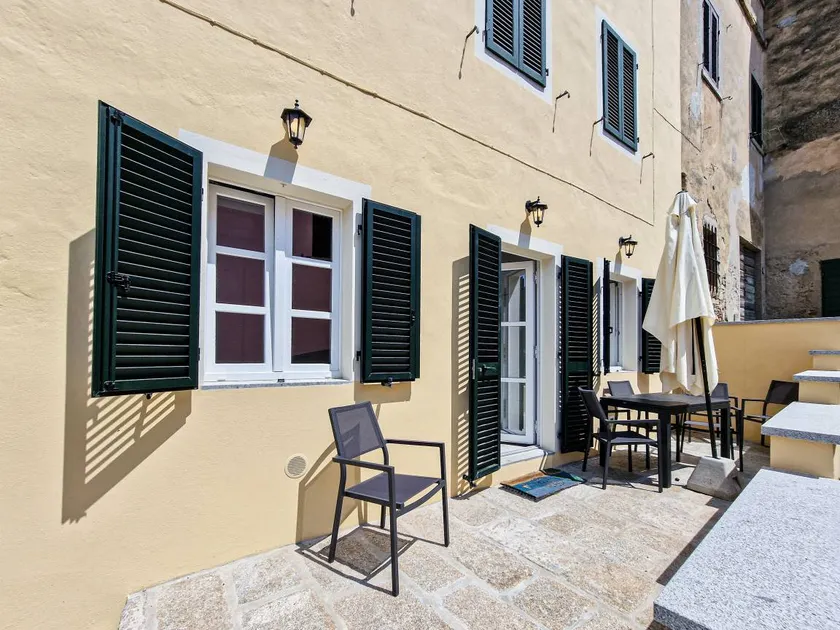 Apartment with garden & terrace - Image 1