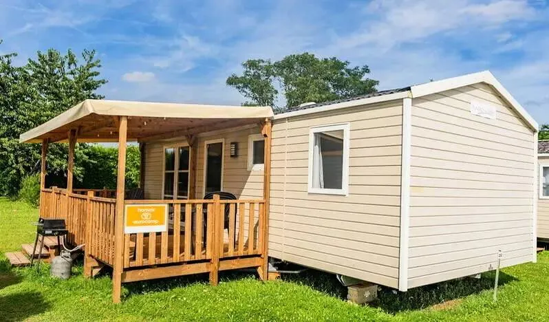 Mobile home with garden, barbecue & pool - Image 1