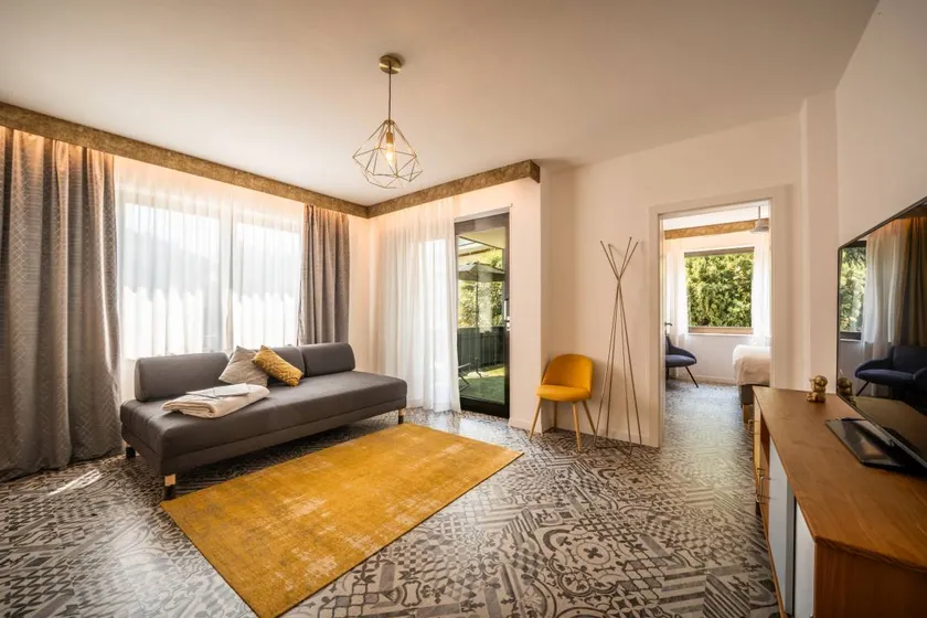 Flat with pool & garden - Image 1
