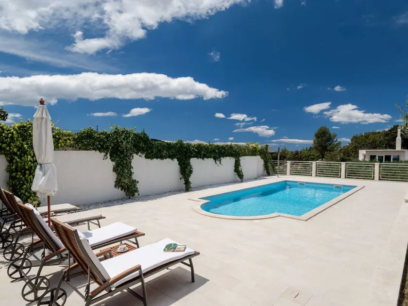 Holiday home with private pool, garden & barbecue | Pet-friendly - Image 1