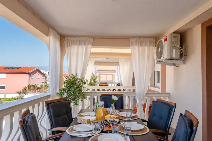 Holiday apartment with barbeque & terrace - Image 1