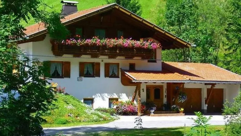 Flat with garden & terrace | Mountain view - Image 1