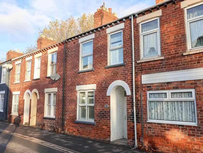 Fully equipped cottage with terrace & garden | Close to National Railway Museum | Beach view - Image 1