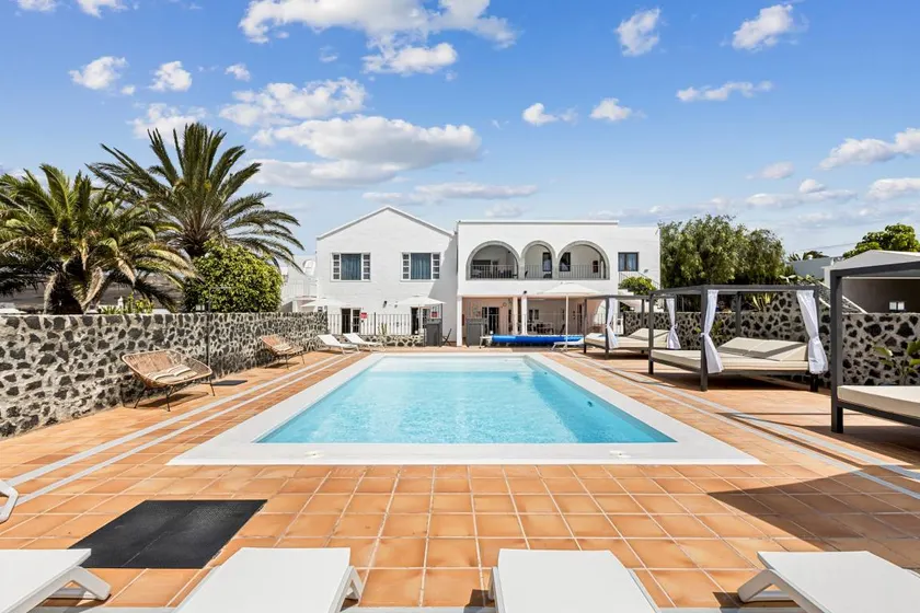 Family-oriented wonderful apartment with barbecue, pool & garden - Image 1