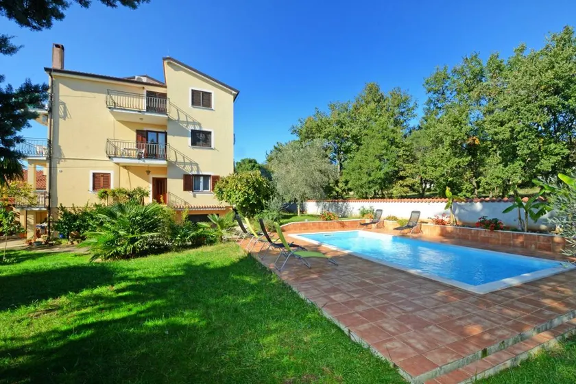 Beautiful apartment with garden, barbeque & terrace - Image 1