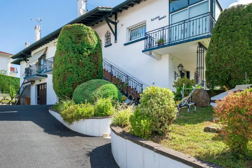 Flat with garden & terrace | Garden view - Image 1