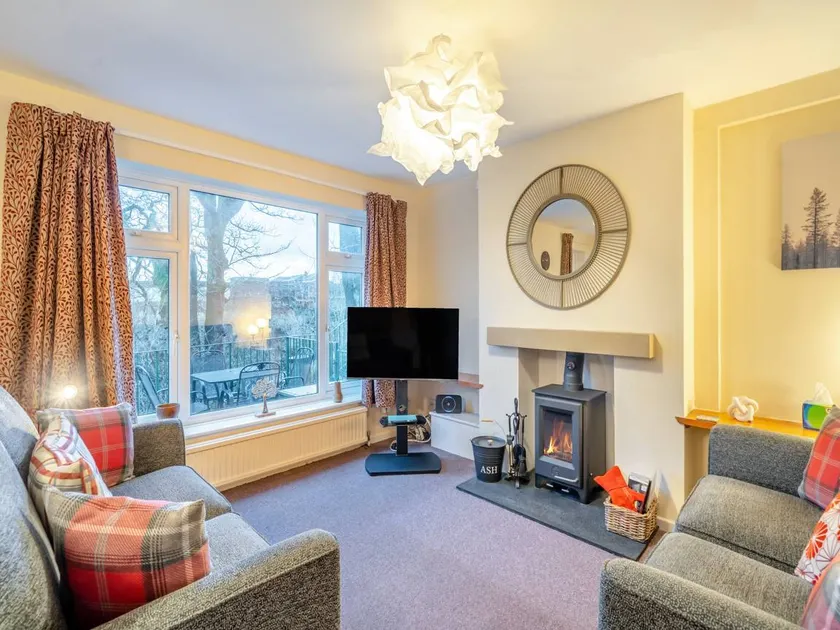 Family-oriented cottage with terrace & garden | River view | Dogs allowed - Image 1