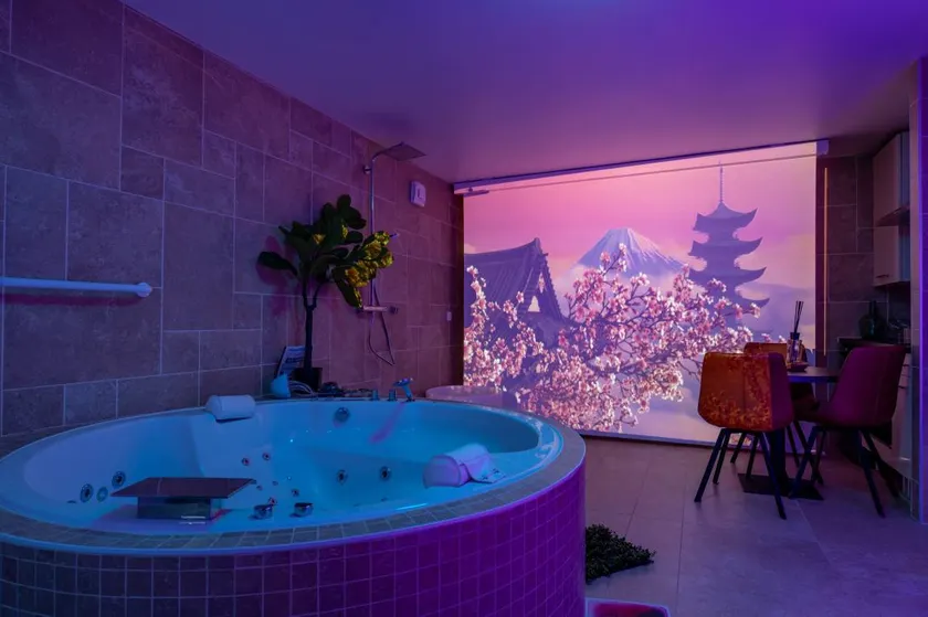 Holiday home with jacuzzi & sauna - Image 1