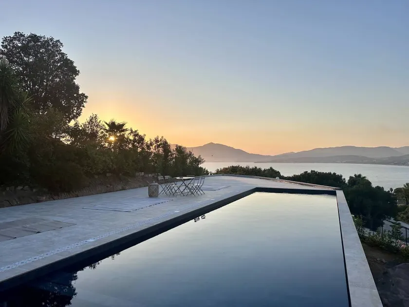 Spacieuse maison de vacances adaptée aux familles avec barbecue, piscine privée et jardin | Vue mer | À côté de la plage | Avec animaux bienvenus - Image 1