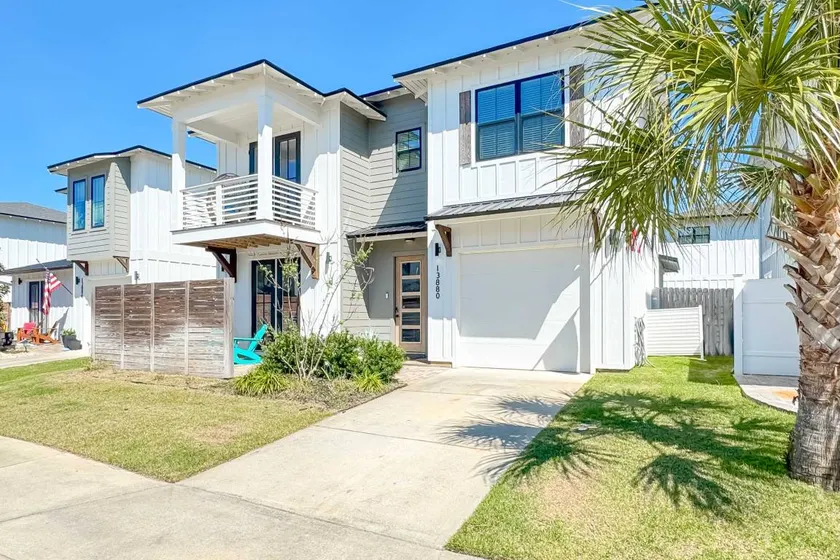 The Salty Kiss at Redfish Harbor Boat Slip Dog-Friendly Outdoor Pool Beach Getaways - Image 1