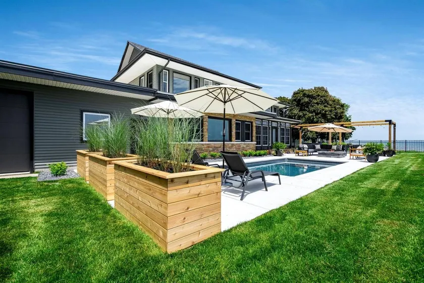 Spectacular Beach House with Gorgeous Sights in Kingsville, Ontario - Image 1