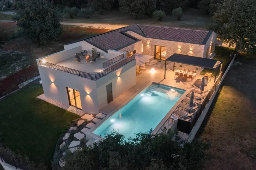 Villa with garden, hot tub & private pool - Image 1