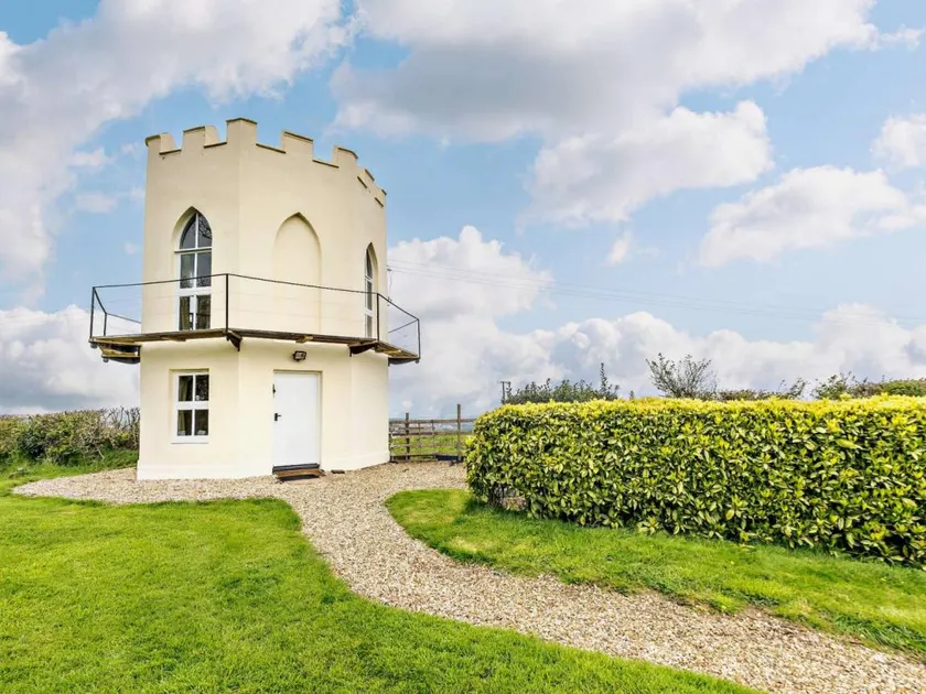 Castle with garden | Water view - Image 1