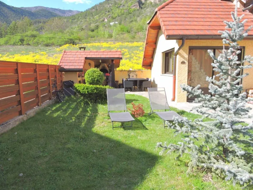 Children-friendly house with barbeque & garden | Mountain view | Pets allowed - Image 1