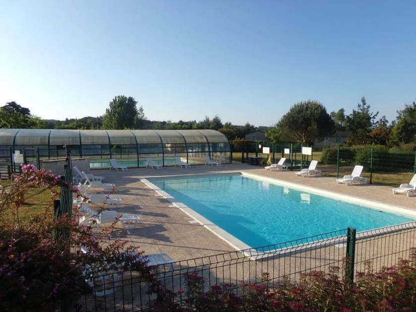 Chalet with heated pool & terrace - Image 1