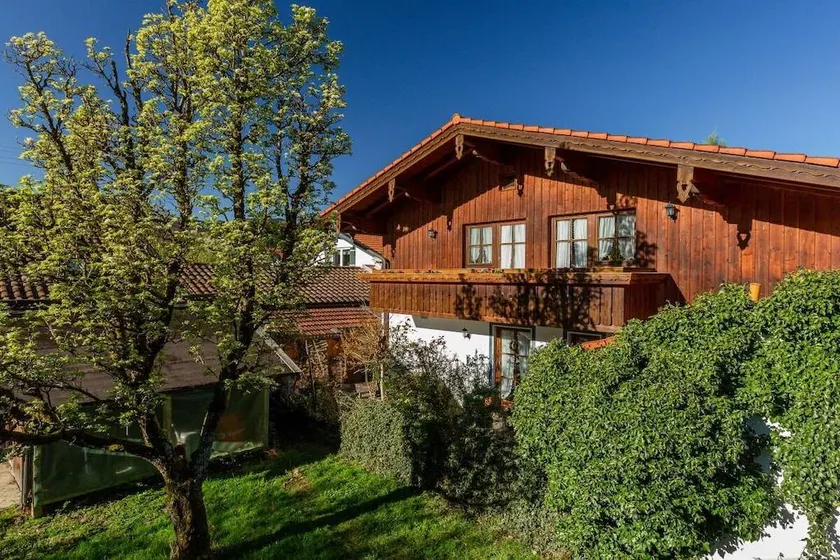 Fully equipped holiday home with BBQ & garden - Image 1