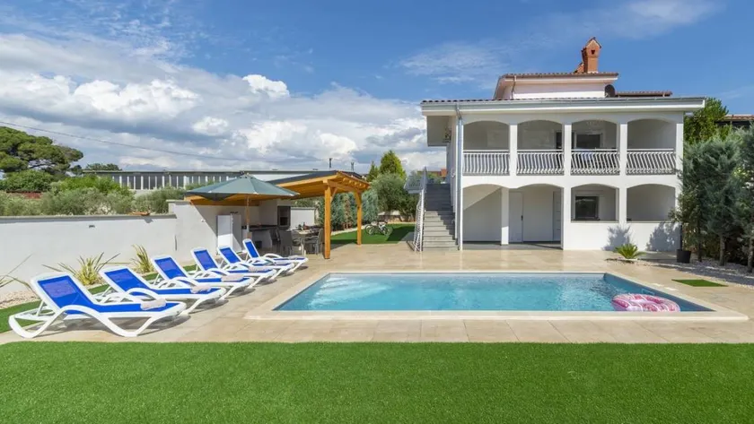 Fully equipped charming holiday apartment with garden, BBQ & pool - Image 1