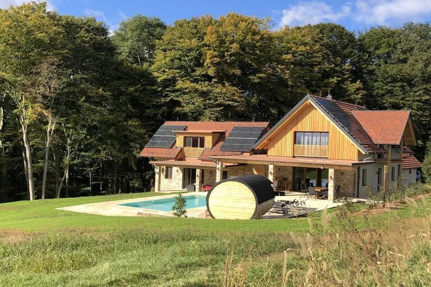 Villa with sauna, garden & terrace - Image 1