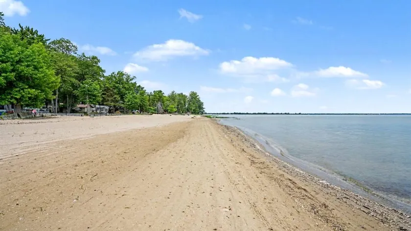 Rustic Lakefront Cabin Getaway on Lake Huron Sandy Shores in Michigan - Image 1