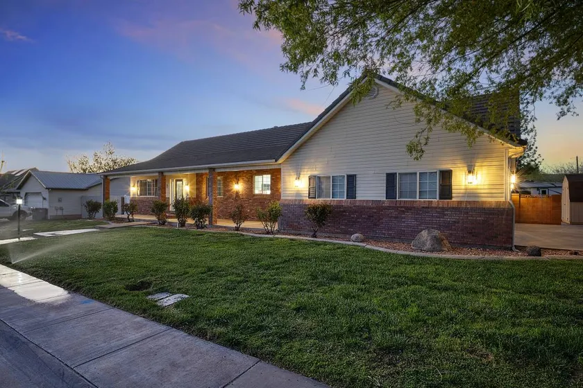 The Bucket List House! Spacious Family Home with Hot Tub and BBQ Area - Image 1