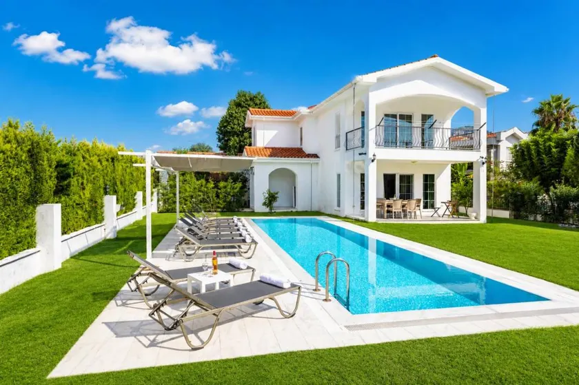 Villa with private pool, barbecue & terrace - Image 1