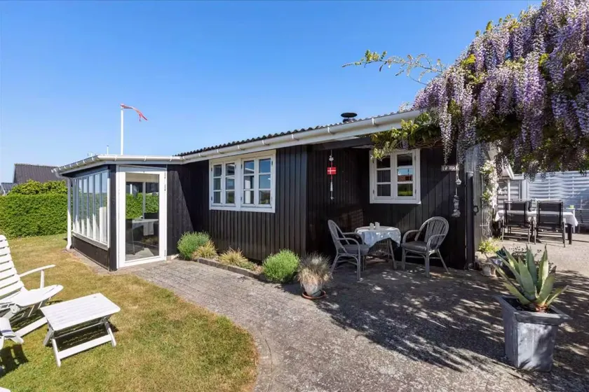 Lovely summerhouse by the beach - Image 1