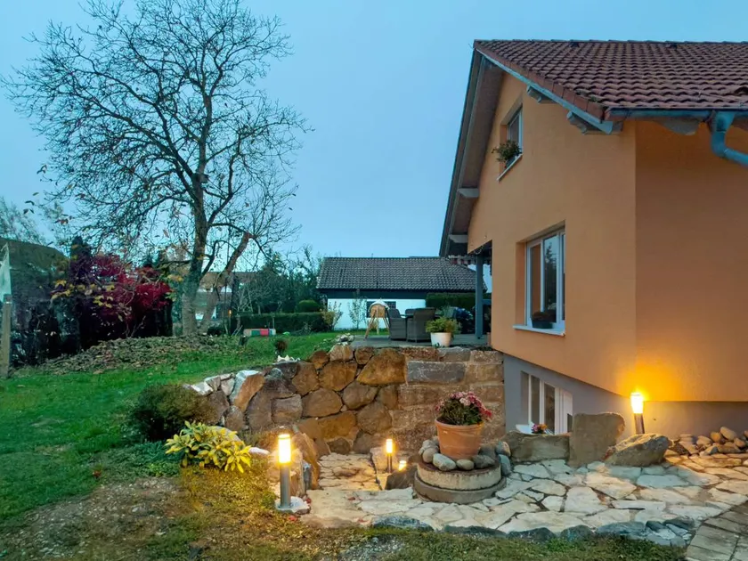 Apartamento con terraza y jardín | Vistas a la montaña - Image 1