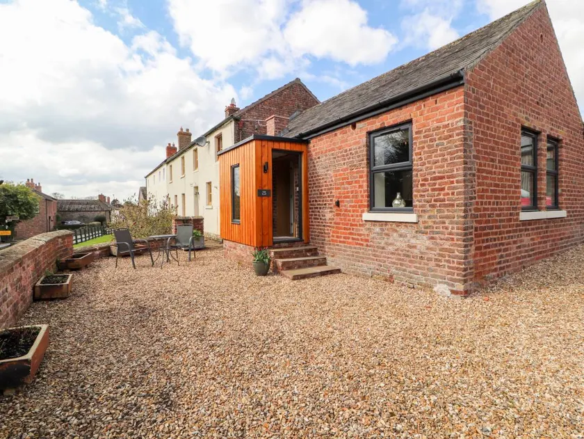 Cottage with garden - Image 1